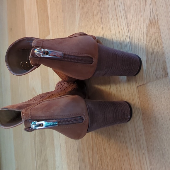VINCE CAMUTO CRANITA BROWN SUEDE PEEP TOE BOOTIES SIZE 8M - Picture 2 of 4
